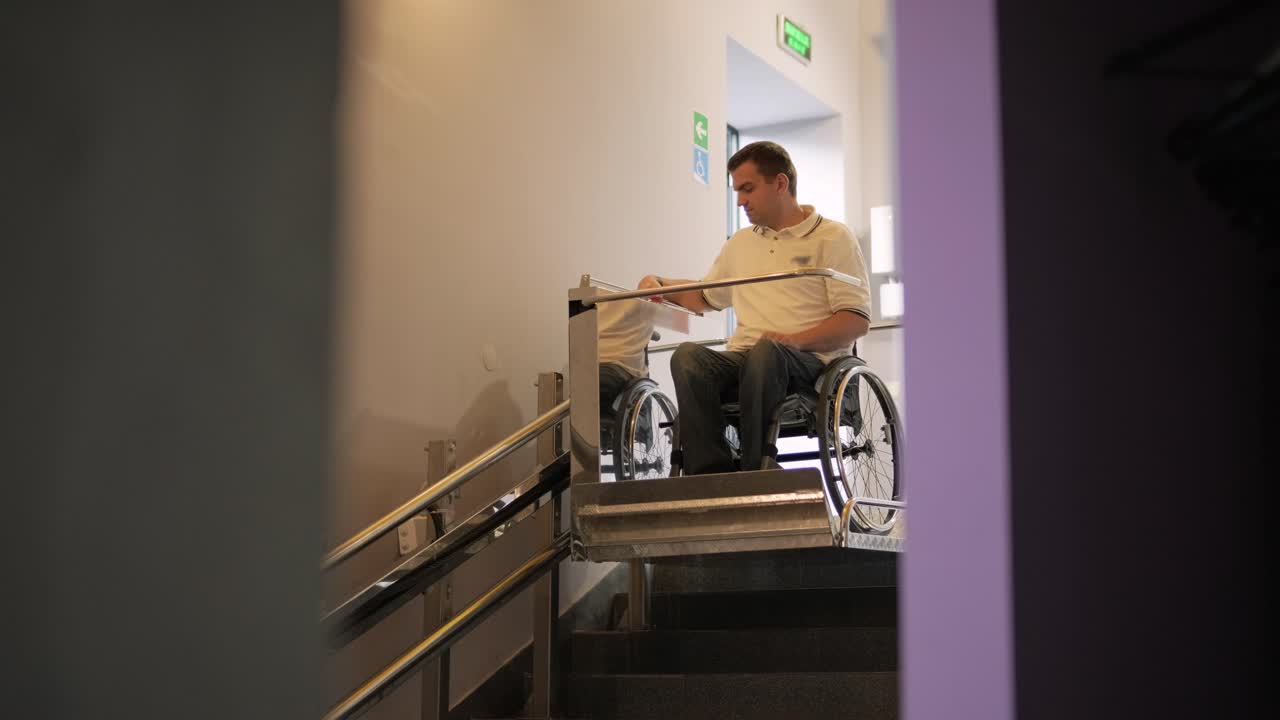 ascensor especial para la persona con una discapacidad física. un hombre en silla de ruedas utiliza un ascensor especial
