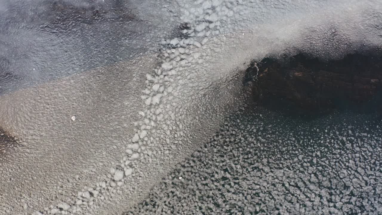 바다에서 얼음이 떠다니는 바다가 는 돌들. 새의 눈