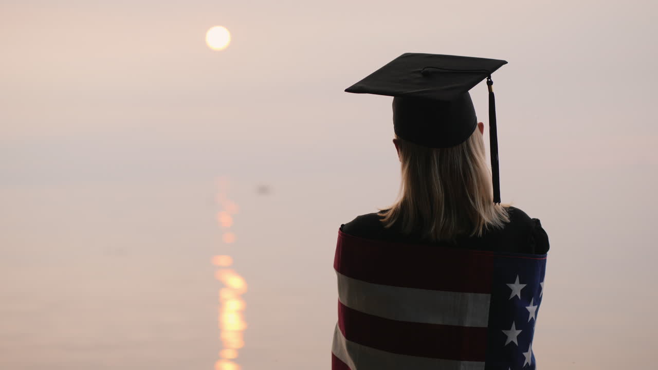 soltero en un manto y una gorra con una bandera americana sobre sus hombros