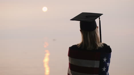 Junggeselle-In-Mantel-Und-Mütze-Mit-Amerikanischer-Flagge-Auf-Den-Schultern