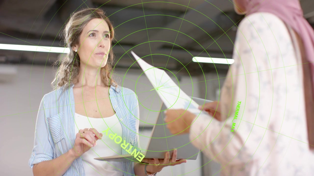 Donna a sinistra con tablet, collega che spiega e sposta documenti, con overlay verde ENTROPIA in movimento per il business.