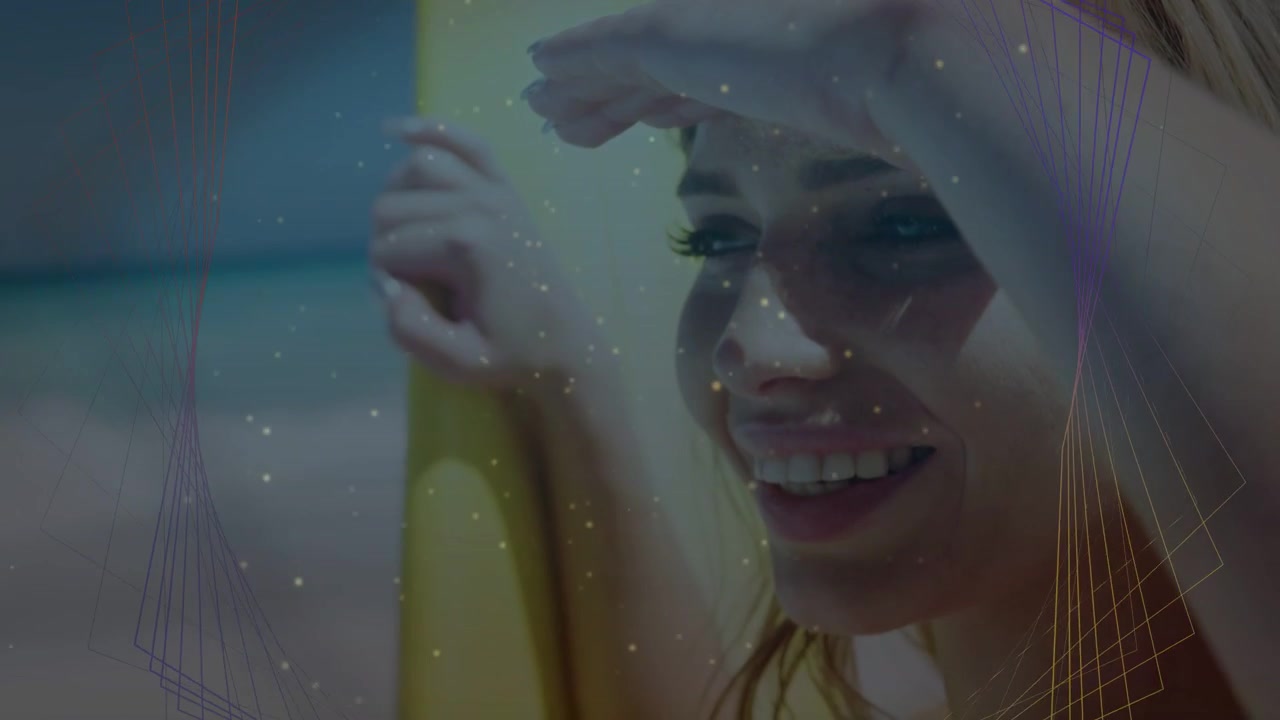 Donna che tiene una tavola da surf gialla, riparandosi gli occhi dal sole mentre osserva le onde, con linee di viaggio che le attraversano il viso.