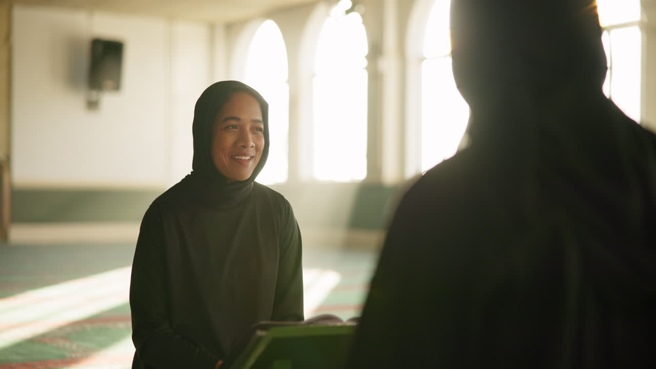 Wanita Muslim berhijab di dalam masjid