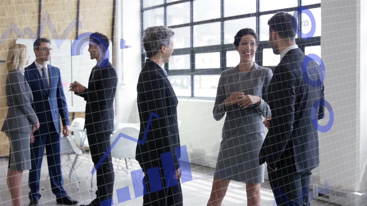 사무실에서 다양한 비즈니스 사람들에 대한 데이터 처리의 애니메이션