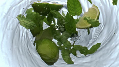 mojito girando dentro de la vidriera por encima de la vista. agua mineral de cítricos bebida de tornado