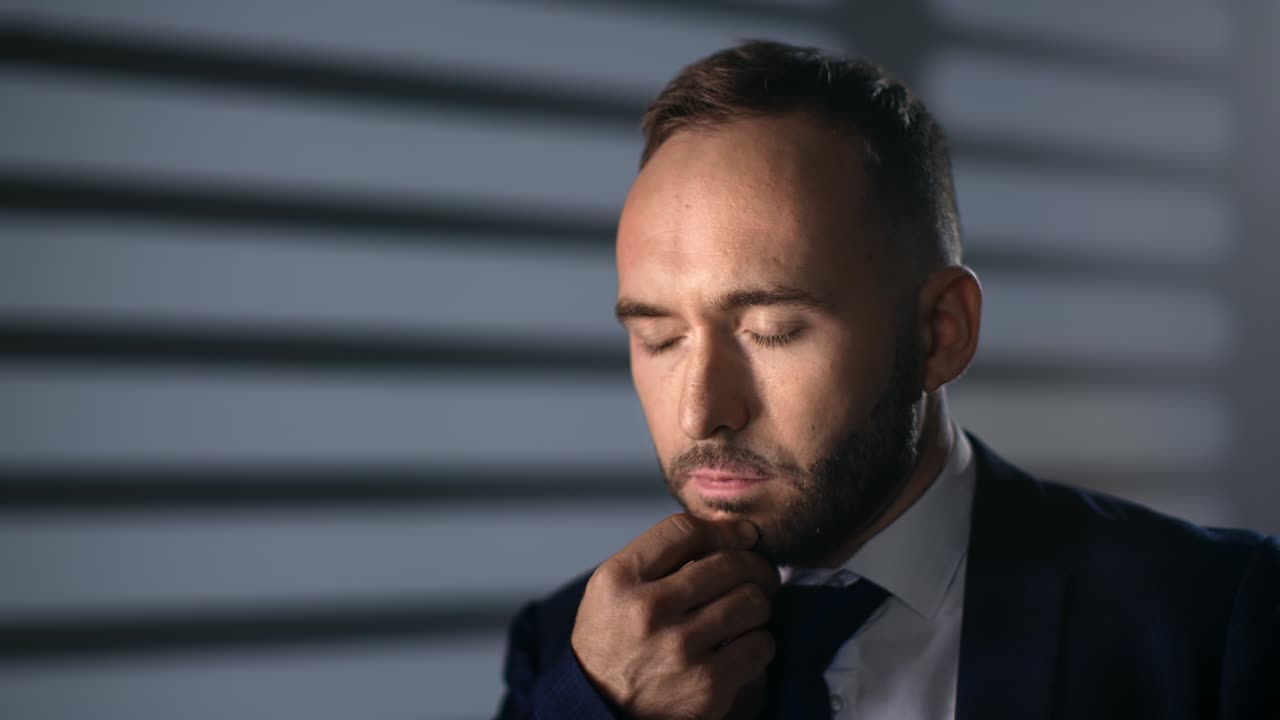 hombre de negocios pensativo triste pensando en problemas financieros bancarrota empresa oficina nocturna sombra de celos