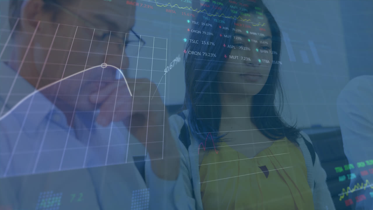 animación del procesamiento de datos del mercado de valores contra diversos hombres y mujeres discutiendo en la oficina