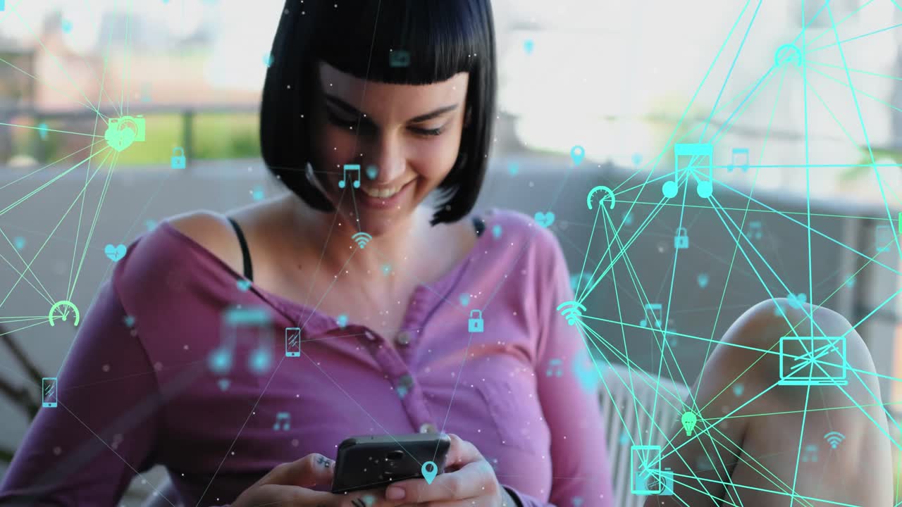 animación de globos de iconos digitales girando sobre mujer caucásica usando teléfono inteligente en el balcón