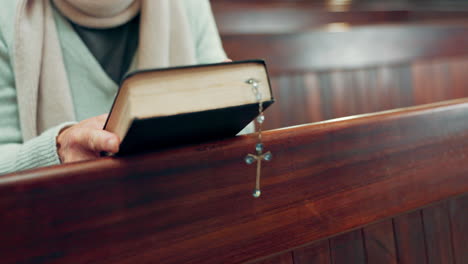 rosario, biblia o manos de mujer en la iglesia para dios