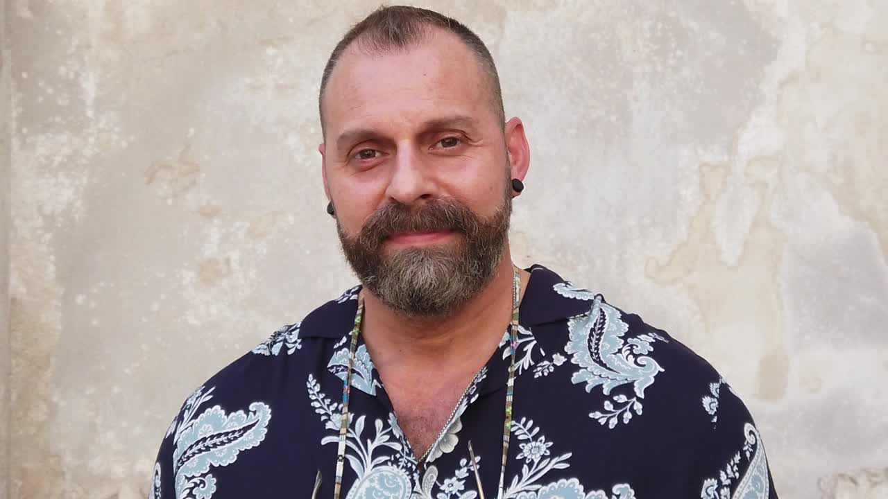 hombre maduro viendo cámara lenta