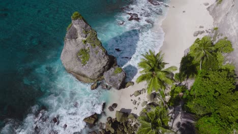 Paraíso-En-La-Playa-De-Diamantes-De-Nusa-Penida,-Mujer-Explorando-La-Hermosa-Costa-Tropical