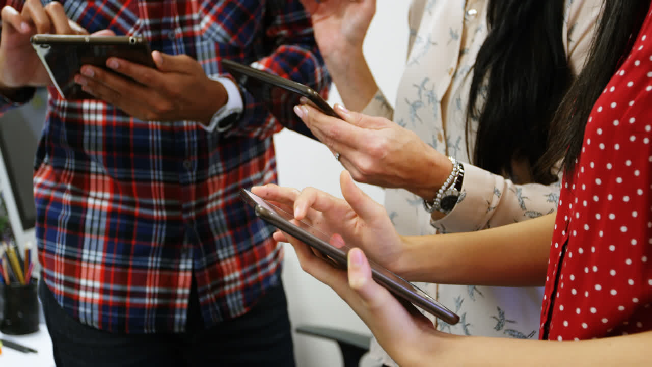 ejecutivos de negocios que utilizan tableta digital 4k