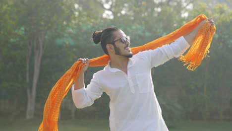 Indischer-Mann-Macht-Bollywood-Tanz-In-Einem-Park