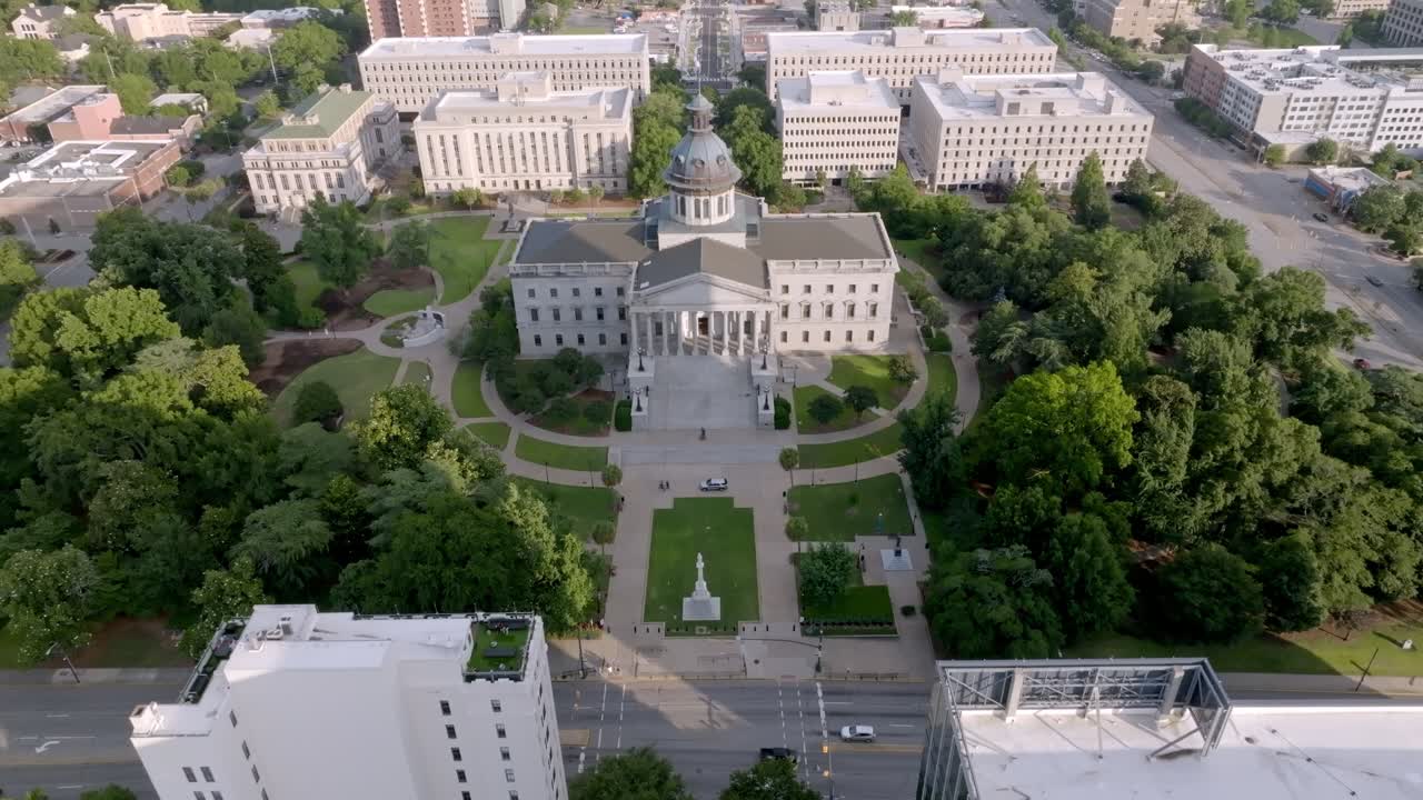 Edifício do capitólio estadual da Carolina do Sul em Columbia, Carolina do Sul, com vídeo de drone estável