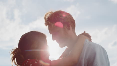 los amantes relajados bailan acurrucados por el cielo, el sol, la naturaleza. una pareja feliz afuera.