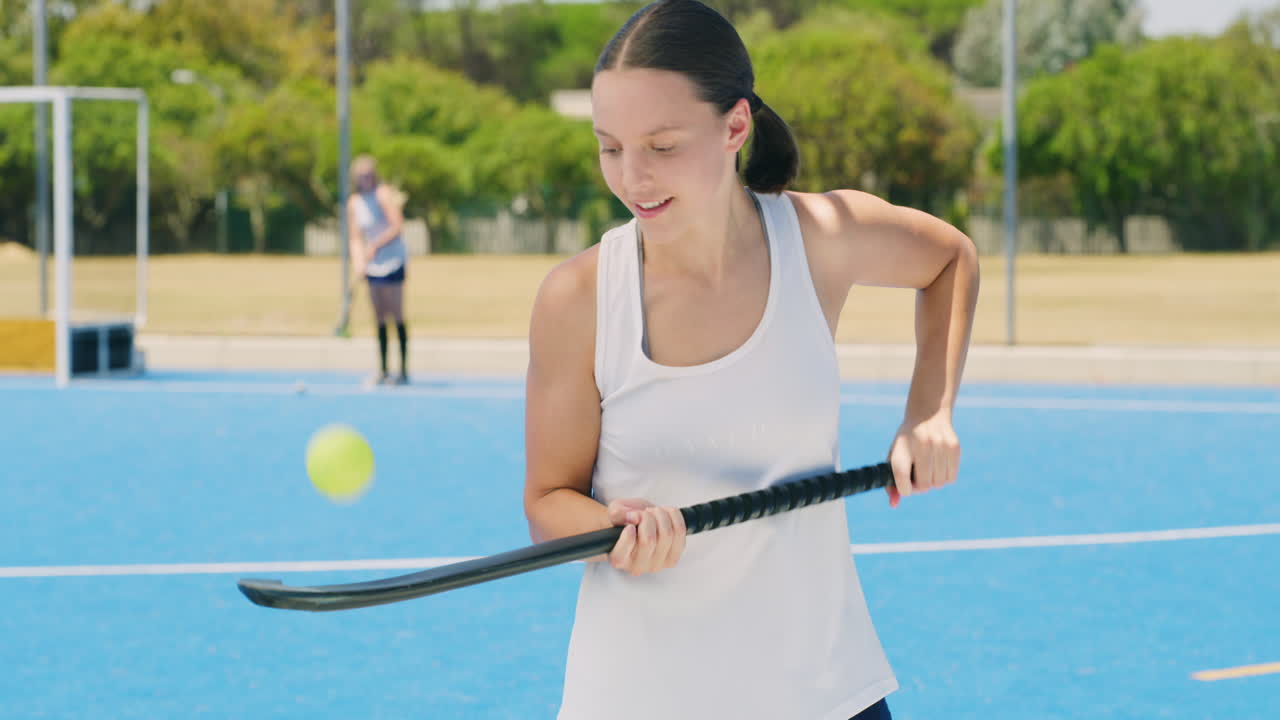 운동 능력을 사용하는 활동적인 여자 하키 선수