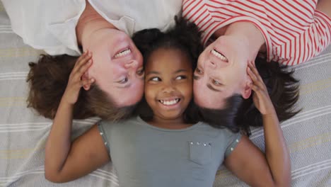 Retrato-De-Una-Feliz-Pareja-De-Lesbianas-Caucásicas-Y-Su-Hija-Afroamericana-Abrazándose-Y-Sonriendo