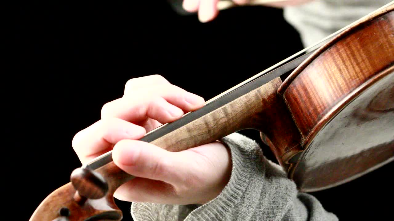violinista tocando - primer plano de sus manos