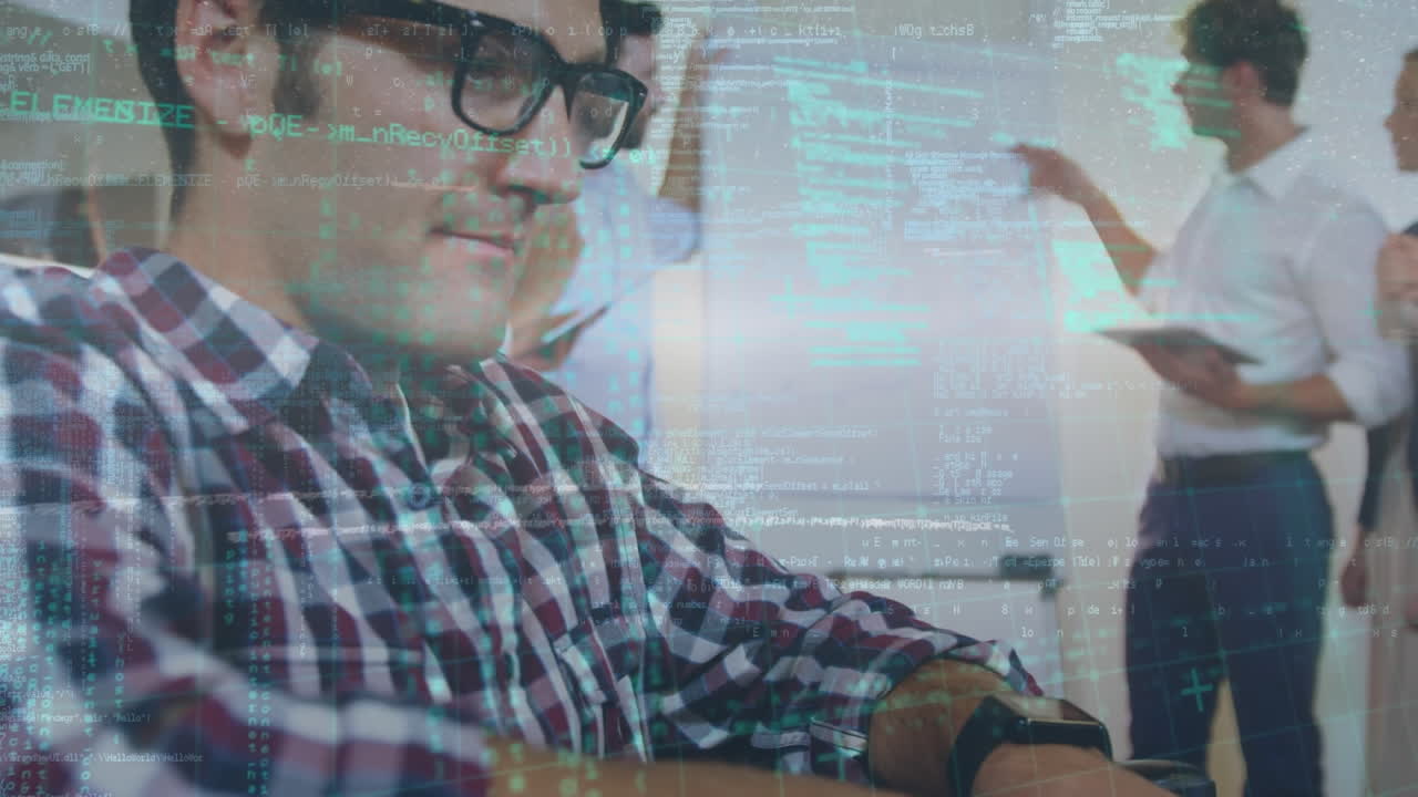 animación de codificación binaria y procesamiento de datos sobre un hombre de negocios que usa una computadora portátil en la oficina