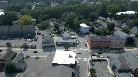 Panorámica-De-Alto-ángulo-A-Través-De-La-Carretera-Suburbana-De-La-Pequeña-Ciudad-Universitaria-De-Northampton,-Massachusetts