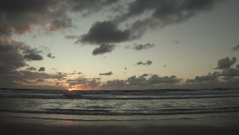 Wellen-Vor-Einem-Wunderschönen-Sonnenuntergang-Auf-Sylt