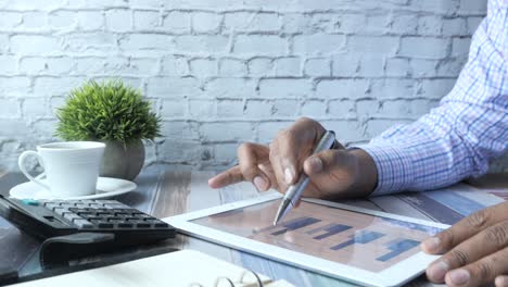 persona de negocios analizando datos en una tableta