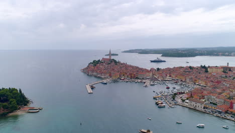 rovinj, croacia widea empujón aéreo hacia el centro de la ciudad