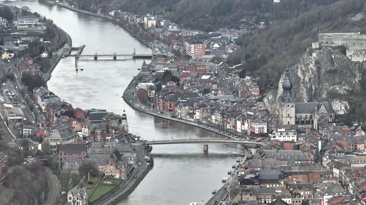 desde arriba, el río meuse atraviesa dinant, una ciudad llena de historia.