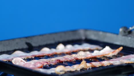 chopped bacon into pieces fry with air bubbles and hot steam.