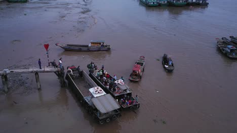 Vista-Aérea-De-Los-Trabajadores-Marítimos-Que-Suben-A-Pequeños-Botes-En-El-Embarcadero-Del-Río-Saigon,-Vietnam