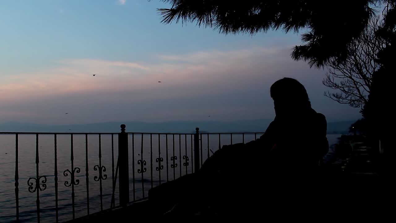 슬 ⁇  혼자 남자 실루 ⁇ 과 바다 전망 2