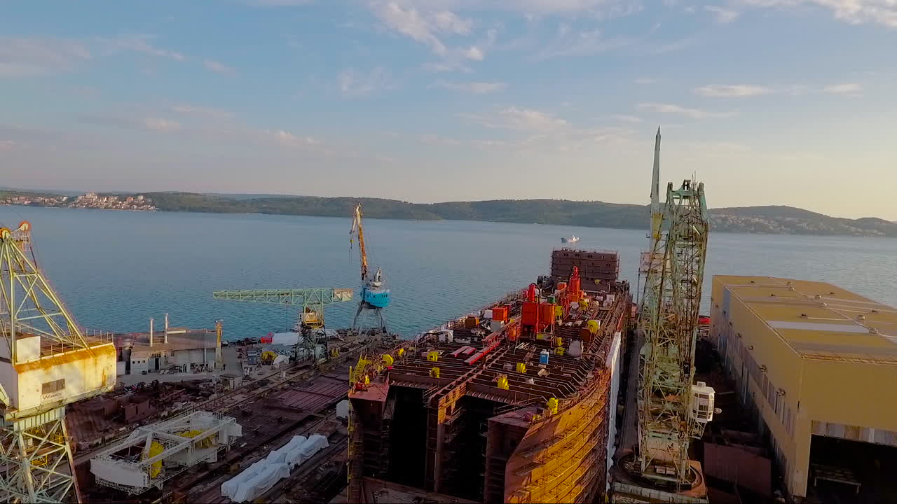 una antena sobre un astillero con grandes barcos en construcción en croacia 4