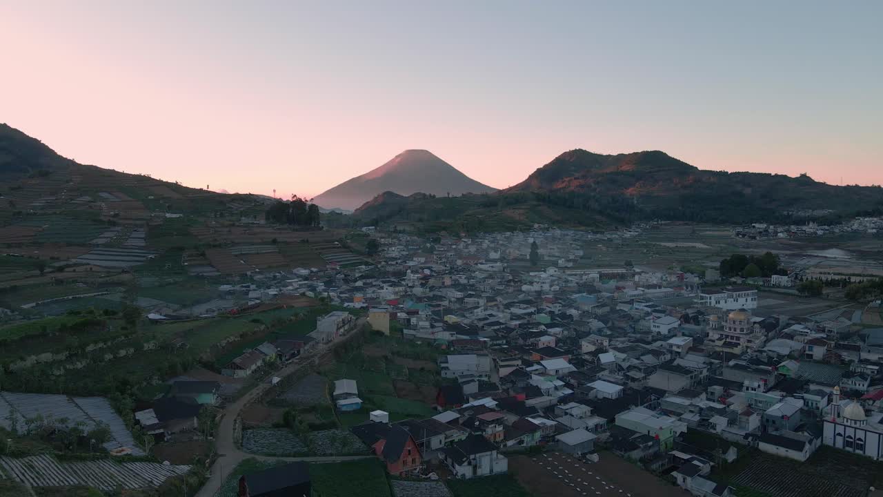 vista aérea de la hermosa campiña de indonesia con el cielo al amanecer