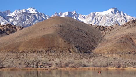 Kajakfahrer-Genießen-Einen-Schönen-Tag-Am-Fuße-Des-Mount-Whitney-Und-Der-Sierra-Nevada-In-Der-Nähe-Von-Lone-Pine-California