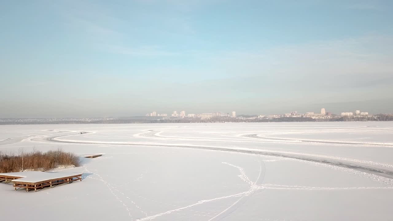 도시 풍경을 볼 수 있는 얼어붙은 호수