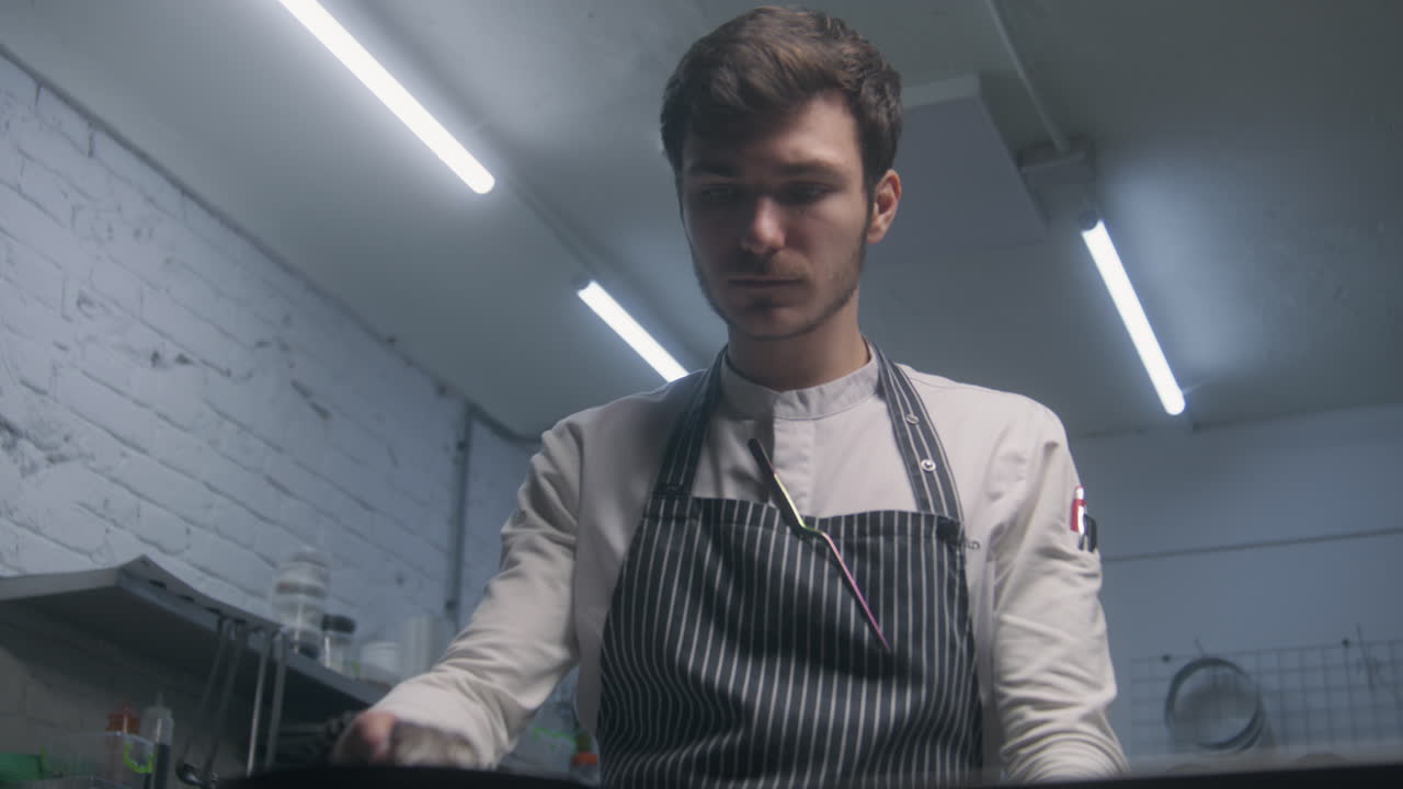 chef preparando comida en la cocina comercial