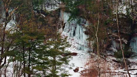 Video-Von-Eiszapfen,-Die-Von-Einer-Klippe-In-Einer-Verschneiten,-Gefrorenen-Schlucht-Baumeln