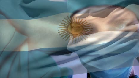 animación de la bandera de argentina sobre una cirujana caucásica con máscara facial.