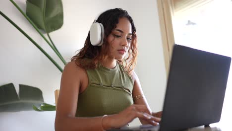 Mujer-Trabajando-Desde-Casa