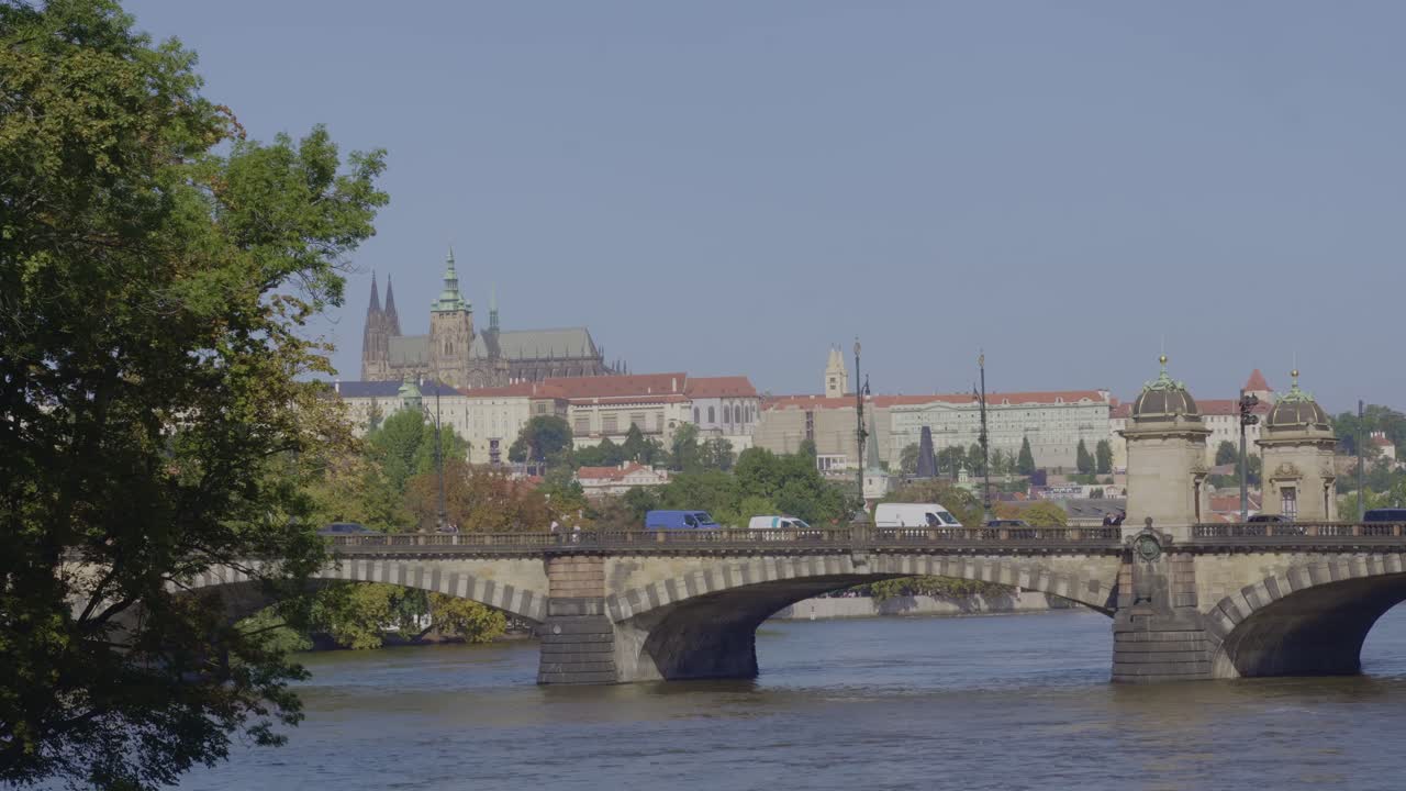 La caratteristica dominante del Castello di Praga sul fiume Moldava.