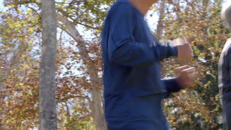 Pareja-Mayor-Haciendo-Ejercicio-Con-Carrera-Por-El-Parque