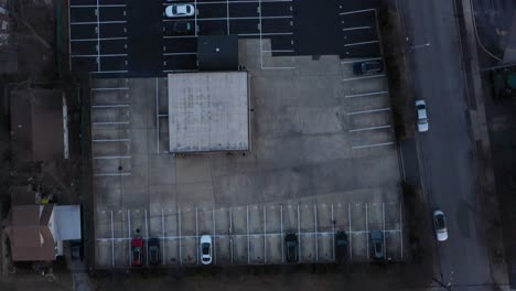 Eine-Aufnahme-Von-Oben-Nach-Unten-über-Einem-Autohändler-Bei-Sonnenuntergang