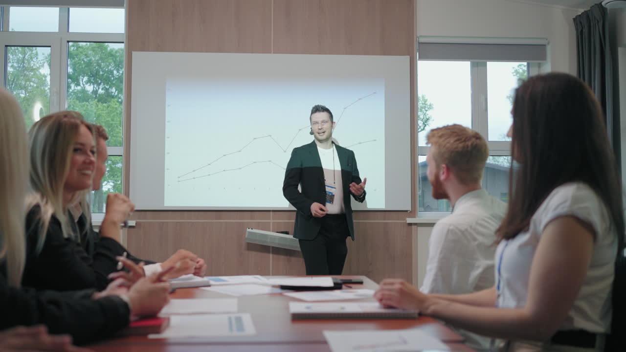 재무부 장관은 비즈니스 회의와 이사회에서 보고서를 발표하고 있습니다.