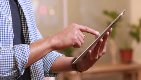 Close-up-view-of-casual-businessman-using-tablet