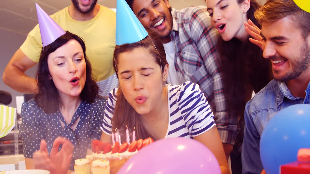 창의적인 비즈니스 팀이 동료들의 생일을 축하하고 있습니다.