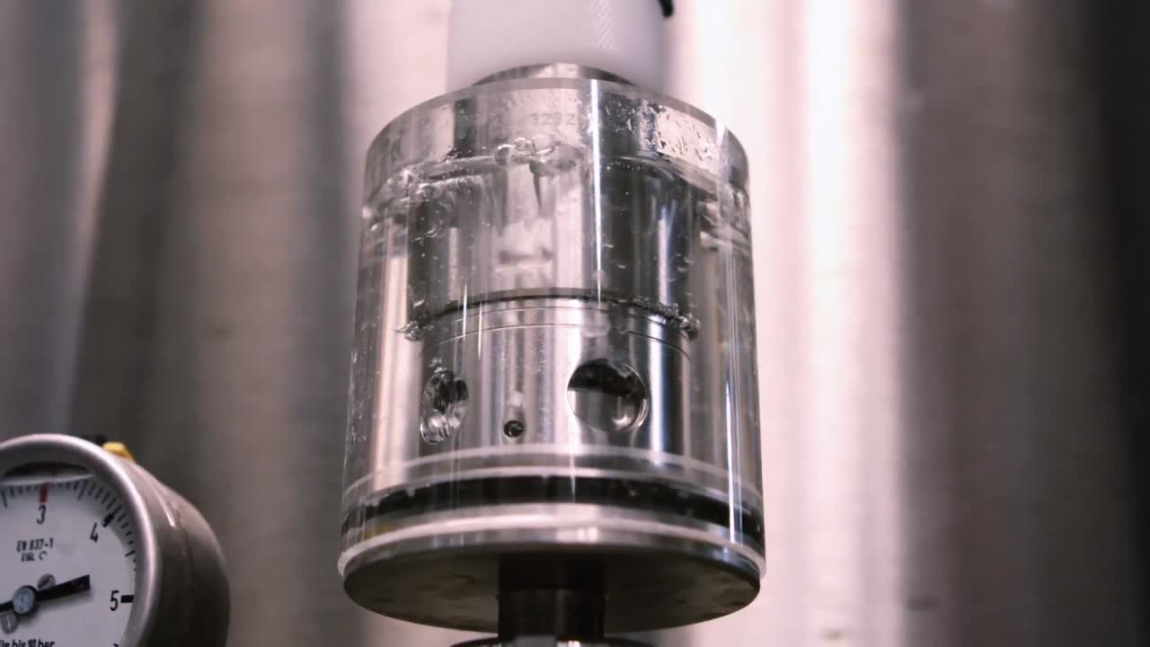 맥주 공장에서 기계 부품의 클로즈업