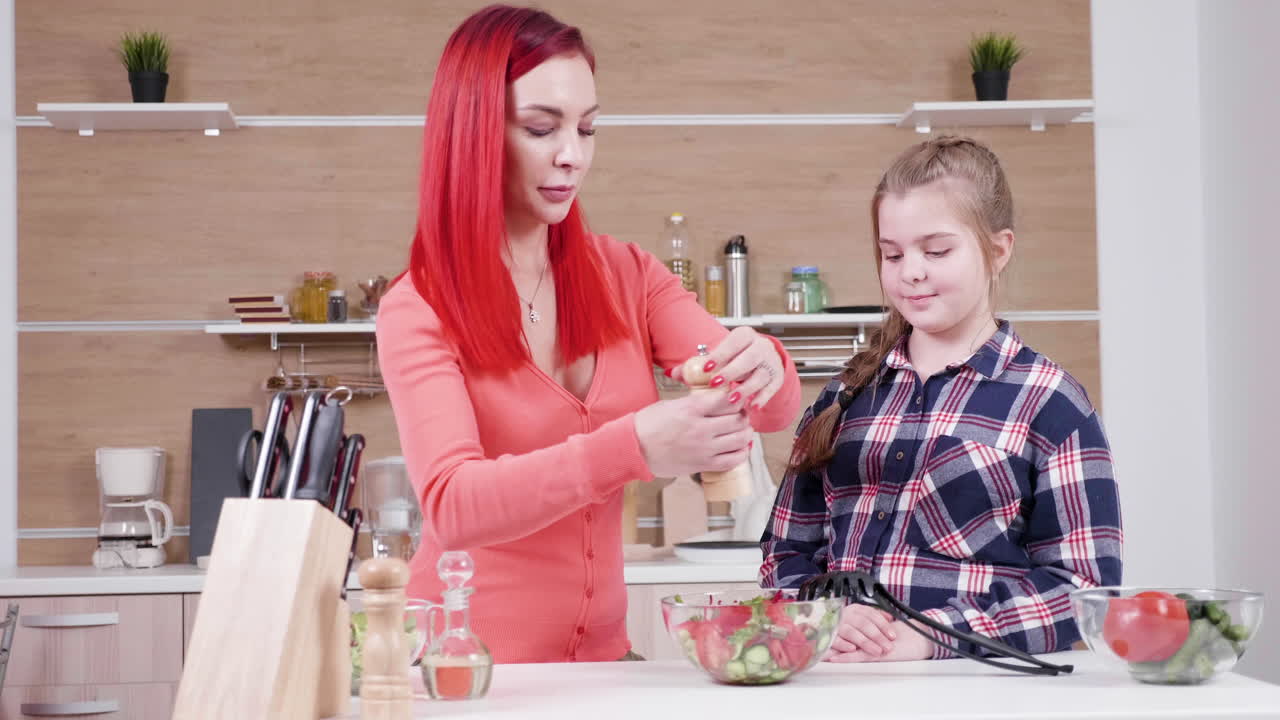 어머니 와 딸 이 부 에서 함께 러드 를 준비 하고 있다