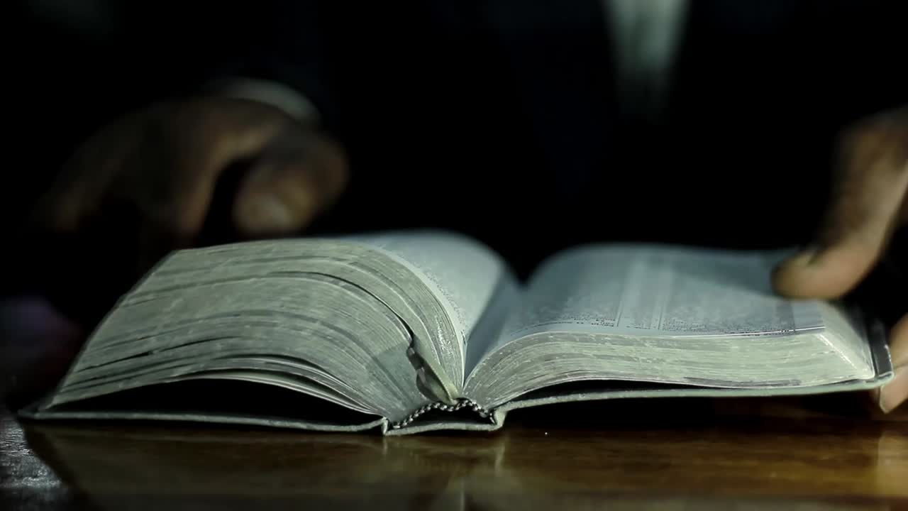 pregare a dio con la bibbia sul tavolo con la gente stock video stock footage