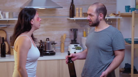 pareja peleando y gritando