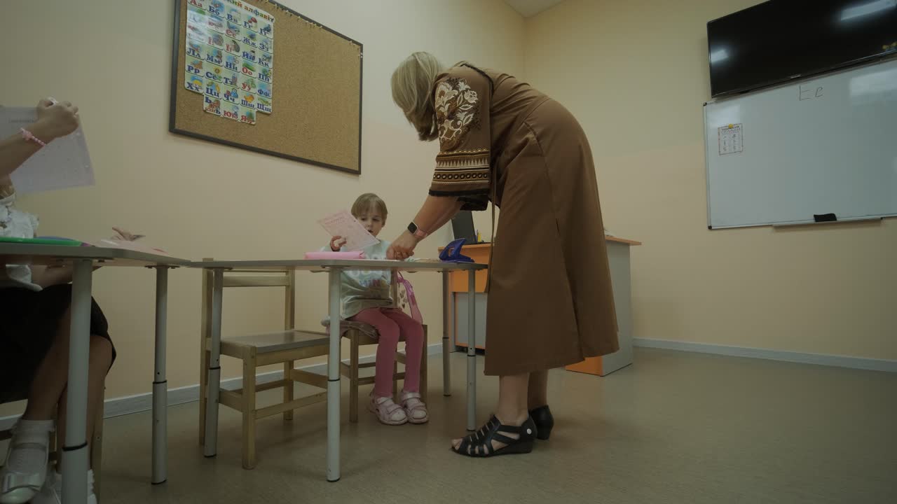 lección de preparación preescolar en el centro de aprendizaje